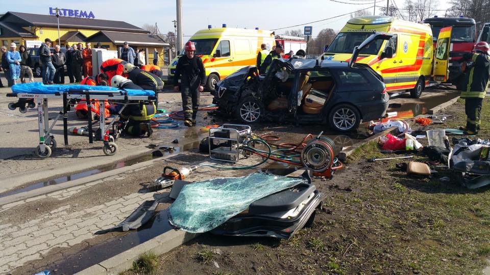 Briesmīga avārīja šorīt uz Jūrmalas gatves! Smagi cieta 2 cilvēki, trešais no gūtajām traumām gāja bojā..