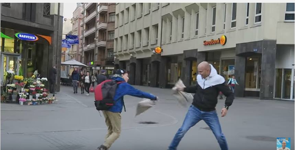 VIDEO: Rīdzinieku pārsteigums, kad svešinieks gaišā dienas laikā sāk dauzīt ar spilvenu!