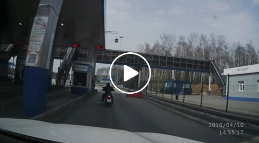 VIDEO: Tas brīdis, kad sieva ar BMW X6 notriec… savu vīru!