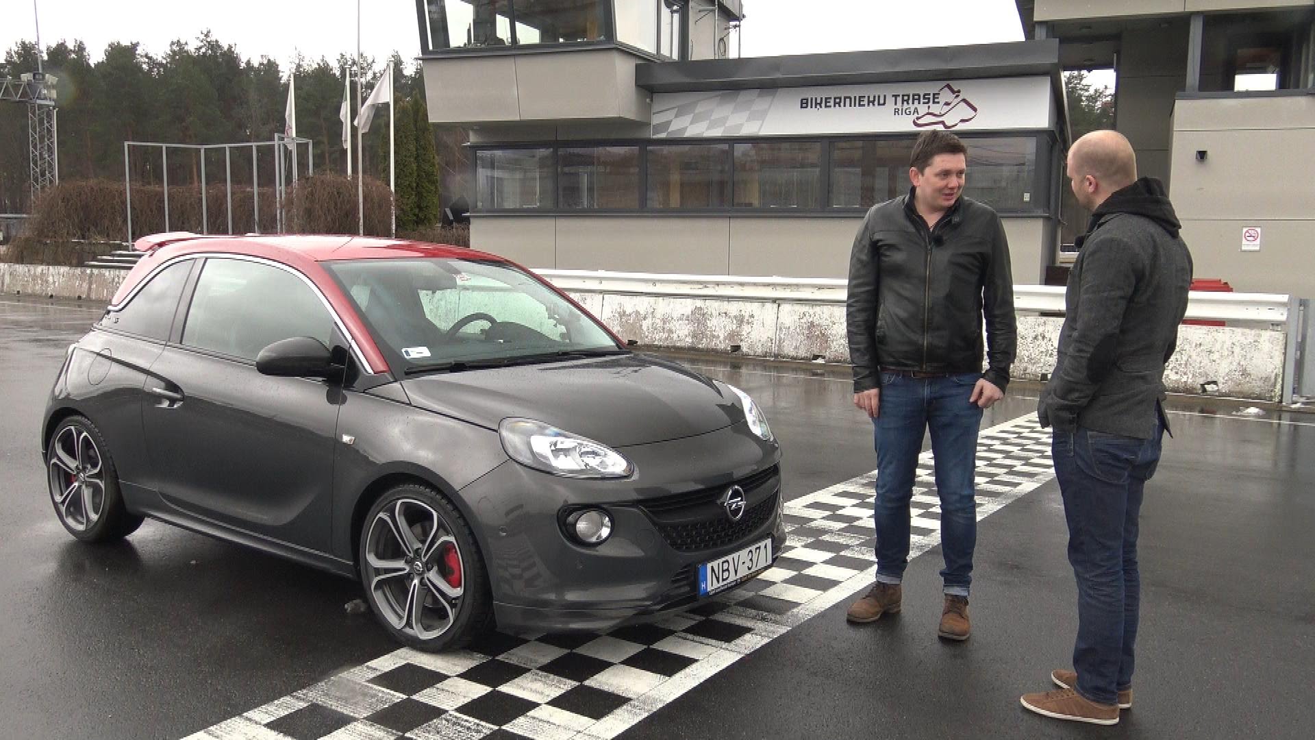 VIDEO: Artuss Kaimiņš testē Opel Adam S automašīnu un pie viena aprunā kolēģus!