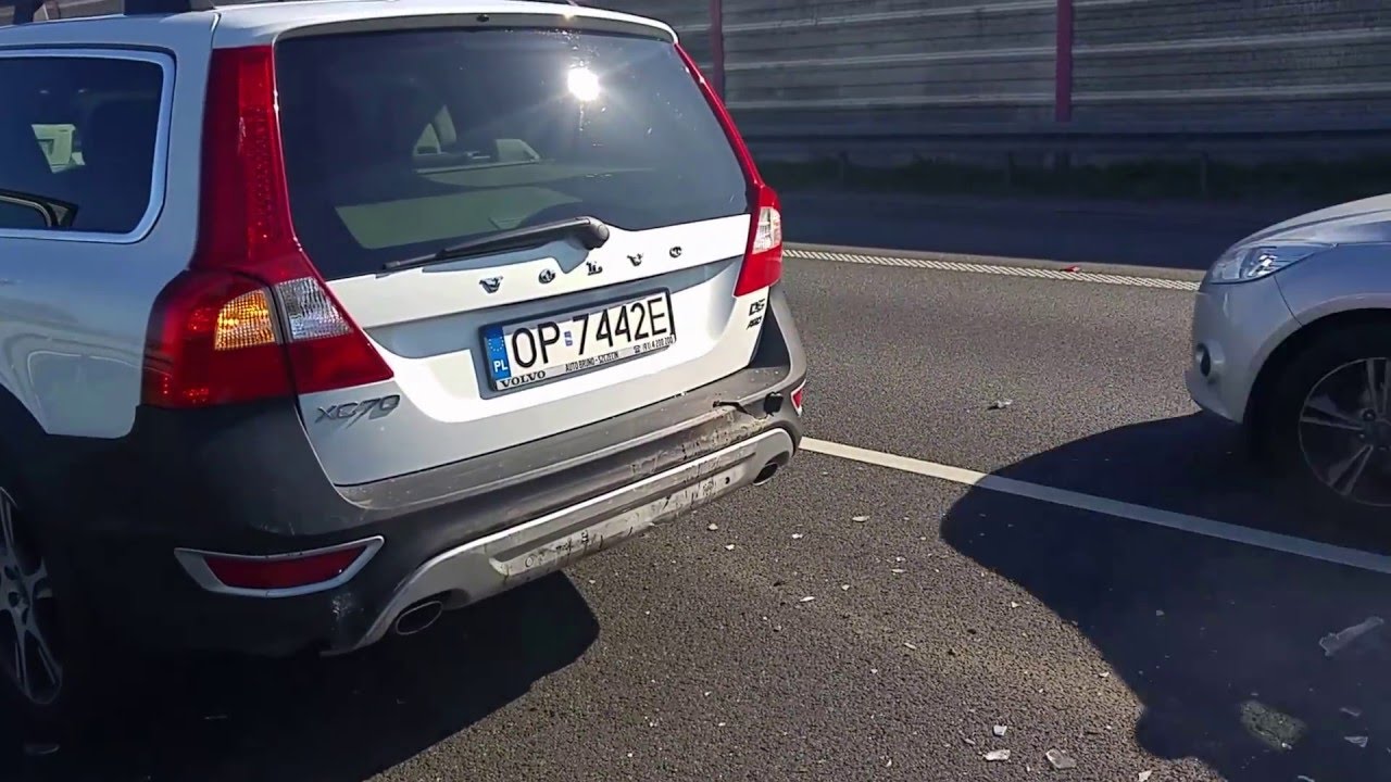 VIDEO: Kas notiek ar automašīnu Fiat, kad tā saduras ar vareno VOLVO XC 70!