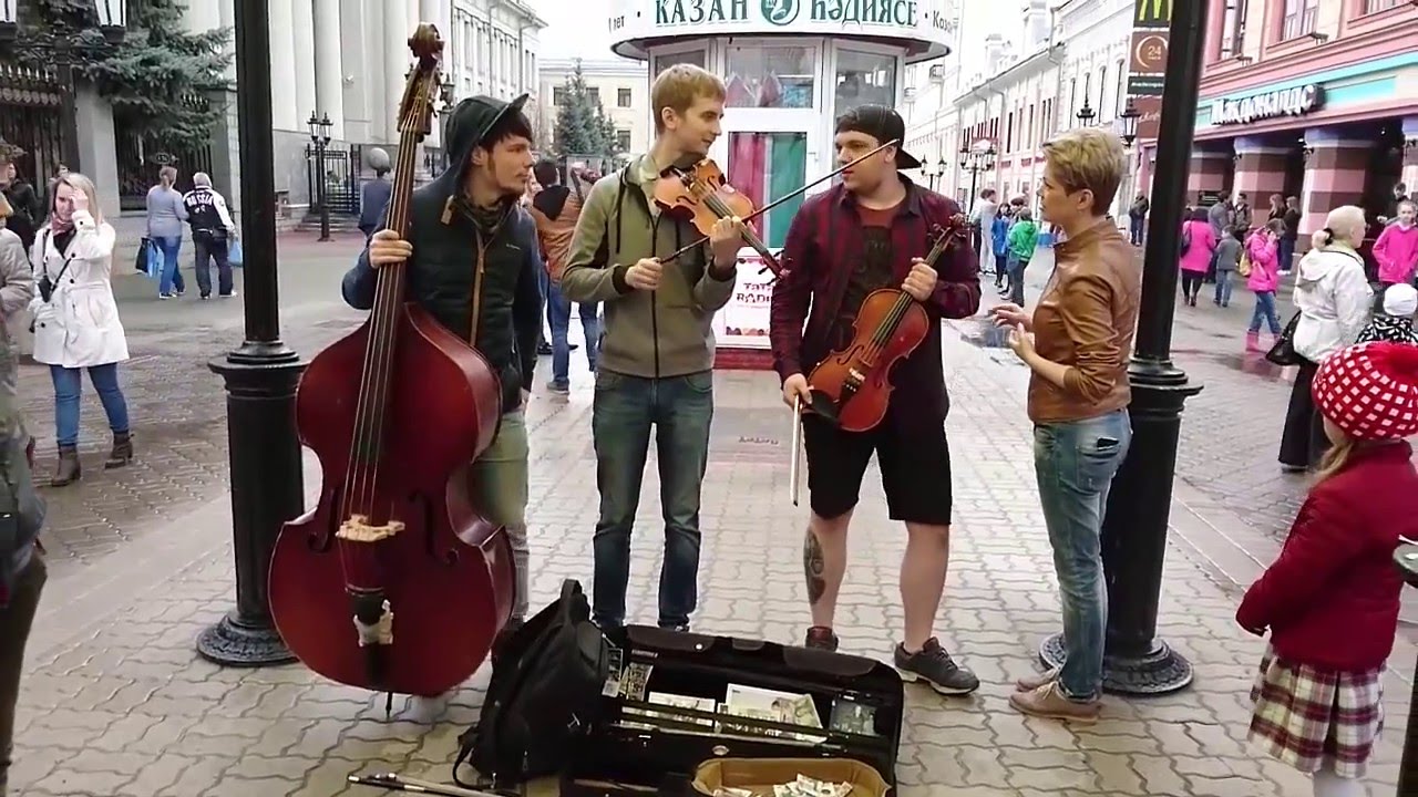 VIDEO: Viņa uzrunāja ielu muzikantus, lai kopīgi nodziedātu dziesmu.. Putinam..