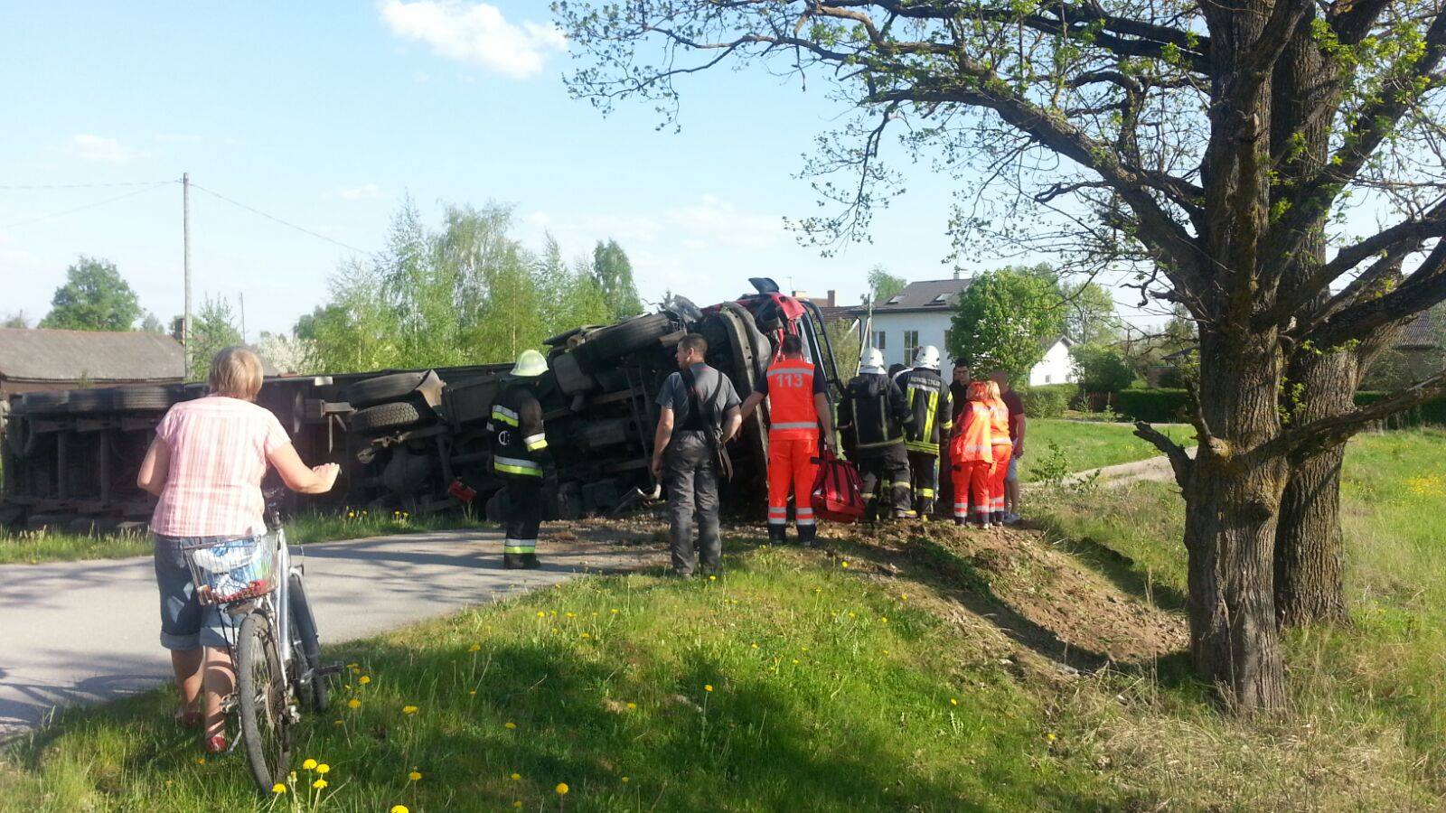 FOTO: Laimīga nejaušība un profesionāla šofera reakcija izglāba 3 cilvēkus no saskriešanās ar kravas auto!