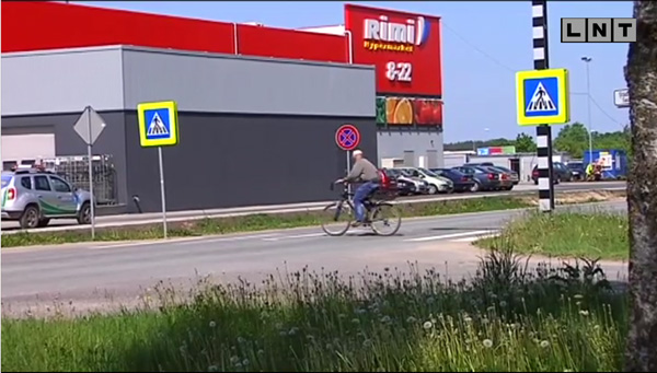 VIDEO: Ādažos, uz gājēju pārejas notriec 10 gadīgu zēnu. Pirmo palīdzību sniedz karavīri.