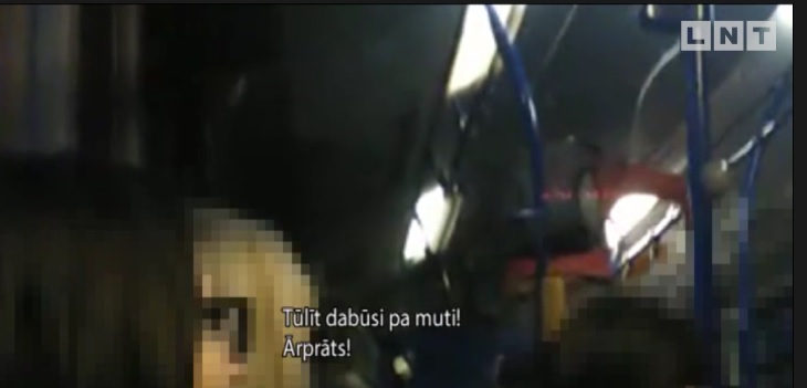 VIDEO: Kautiņš Rīgas sabiedriskajā transportā – pašnāvības mēģinājuma policijā – trako nams!