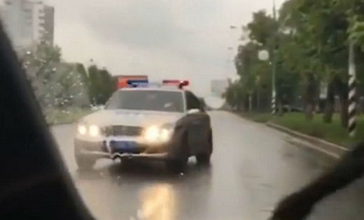 VIDEO: Krievu miljonāra dēls ar auto ārdās pa Maskavu un ņirgājas par policiju…