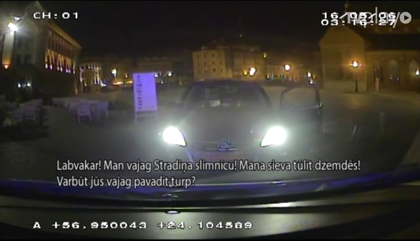 VIDEO: Visu cieņu! Rīgā policisti ar bākugunīm eskortē dzemdējošu sievieti!