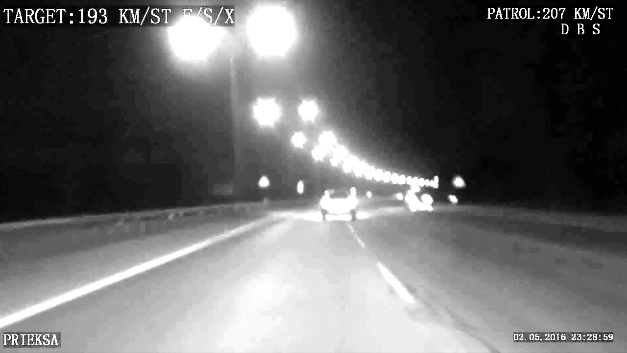 VIDEO: Ar netrafarēto policijas auto pieķer autovadītāju 1,5 promiļu reibumā, kas traucās ar ātrumu 193 km/h…