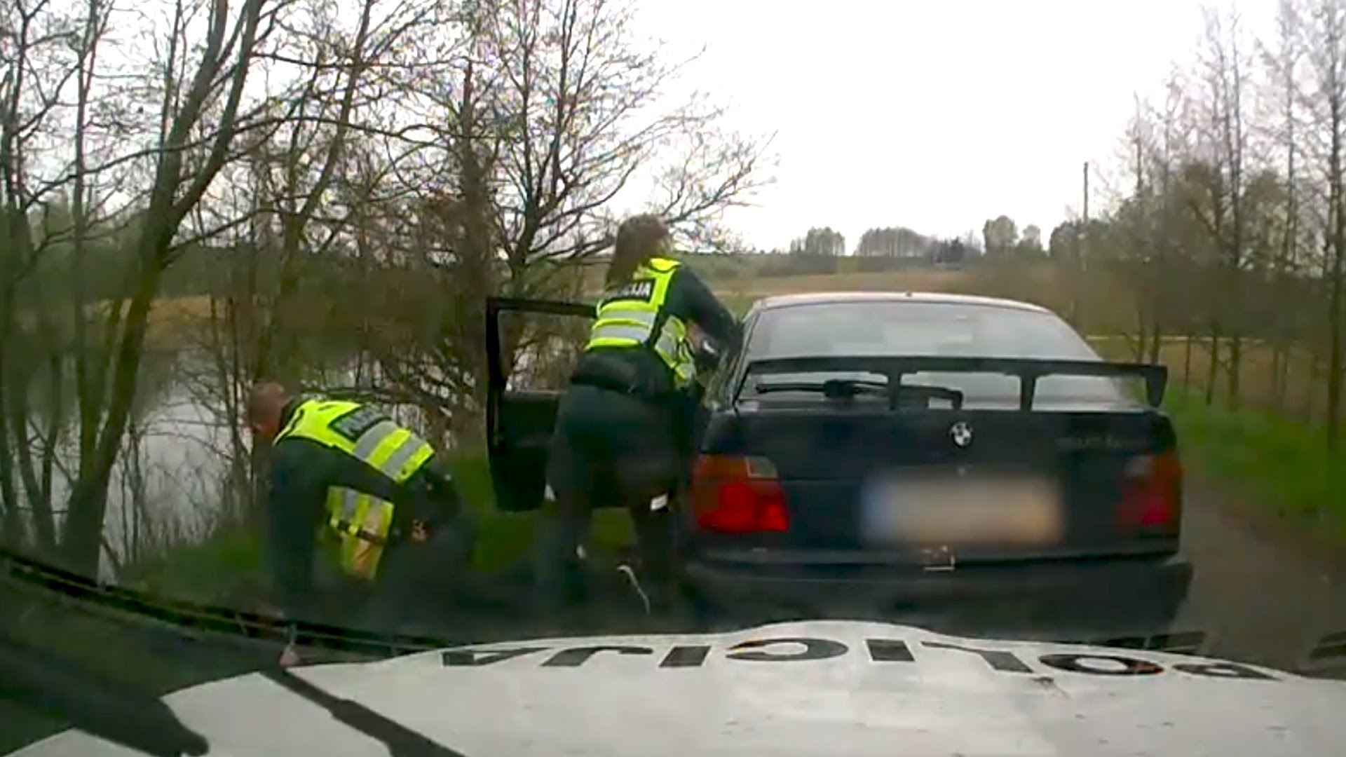 VIDEO: Lietuvas policisti gribēja tikai parunāties, taču BMW šoferis nolēma bēgt. Neveiksmīgi!