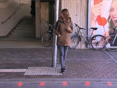 VIDEO: Vācieši zina, kā pievērst cilvēku uzmanību, kas bīstami šķērso ielu, skatoties telefonā!