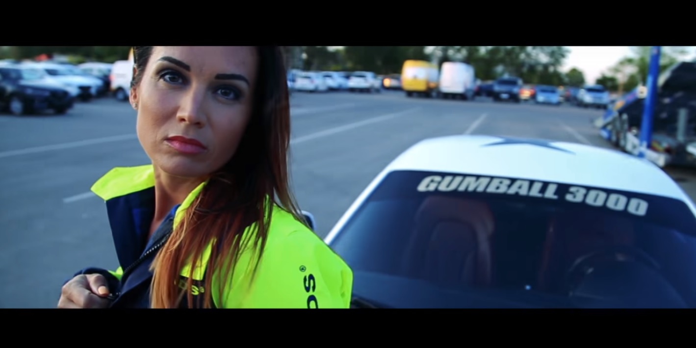 VIDEO: Izcila kombinācija – “Gumball 3000” R8 auto un skaista latviešu meitene!