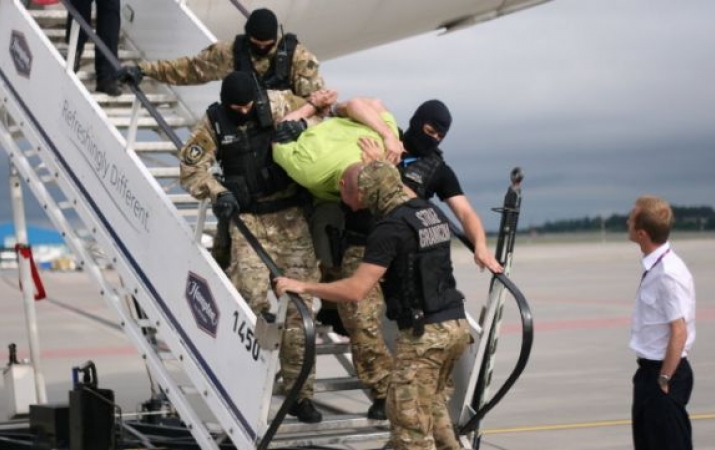 FOTO: Pārdzēries latvietis lidmašīnā Londona-Rīga – tiek veikta ārkārtas nosēšanās Polijā!