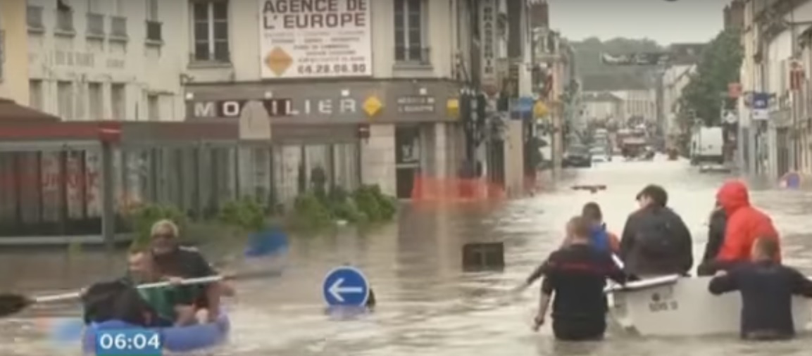 VIDEO: Krievijā un Eiropā plosās pamatīgi plūdi! Draud applūst arī Parīze!