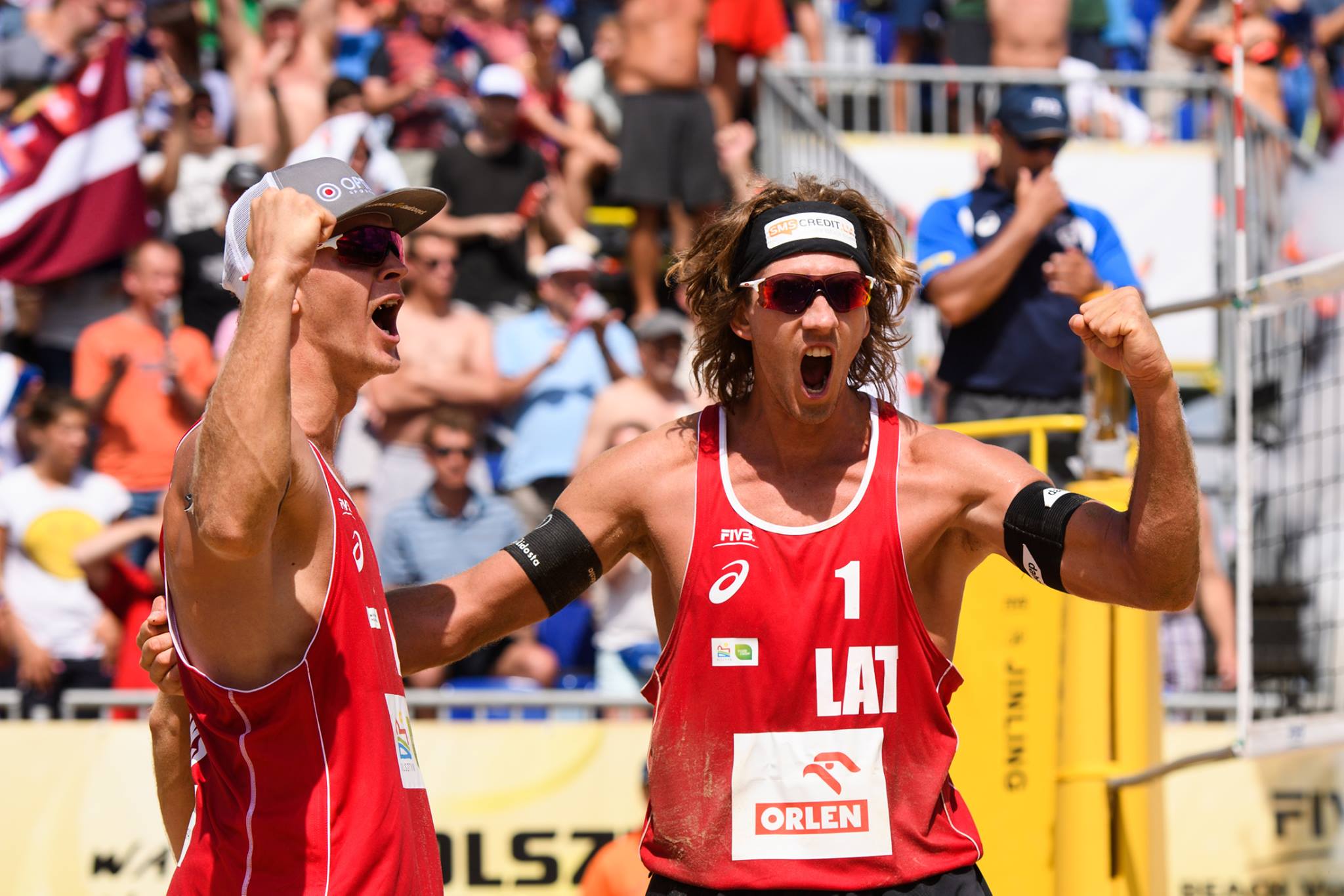 Sveicam ar UZVARU! Latviešu pludmales volejbolisti Aleksandrs Samoilovs un Jānis Šmēdiņš izcīna 1.vietu Polijas ”Grand Slam” turnīrā!