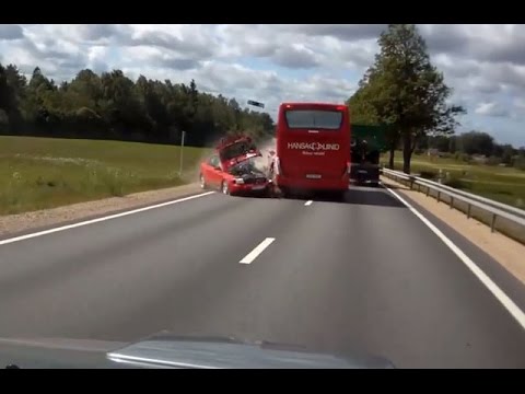 VIDEO: Autobusa šoferis Straupes pagastā, neveiksmīgi apdzenot, izraisa avāriju!