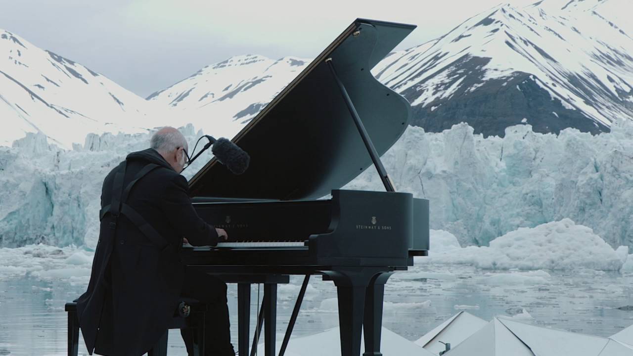 VIDEO: Iespaidīgi! Pianists izpilda skaņdarbu okeāna vidū, kamēr apkārt brūk un gāžas ledāji!