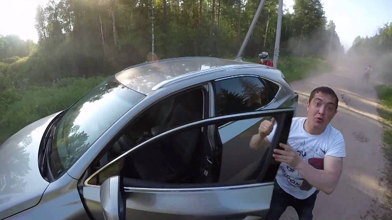 VIDEO: “Lexus” vadītājs uzbrūk motociklistam, taču pārvērtē savas spējas, un pats “dabū pa muti”!