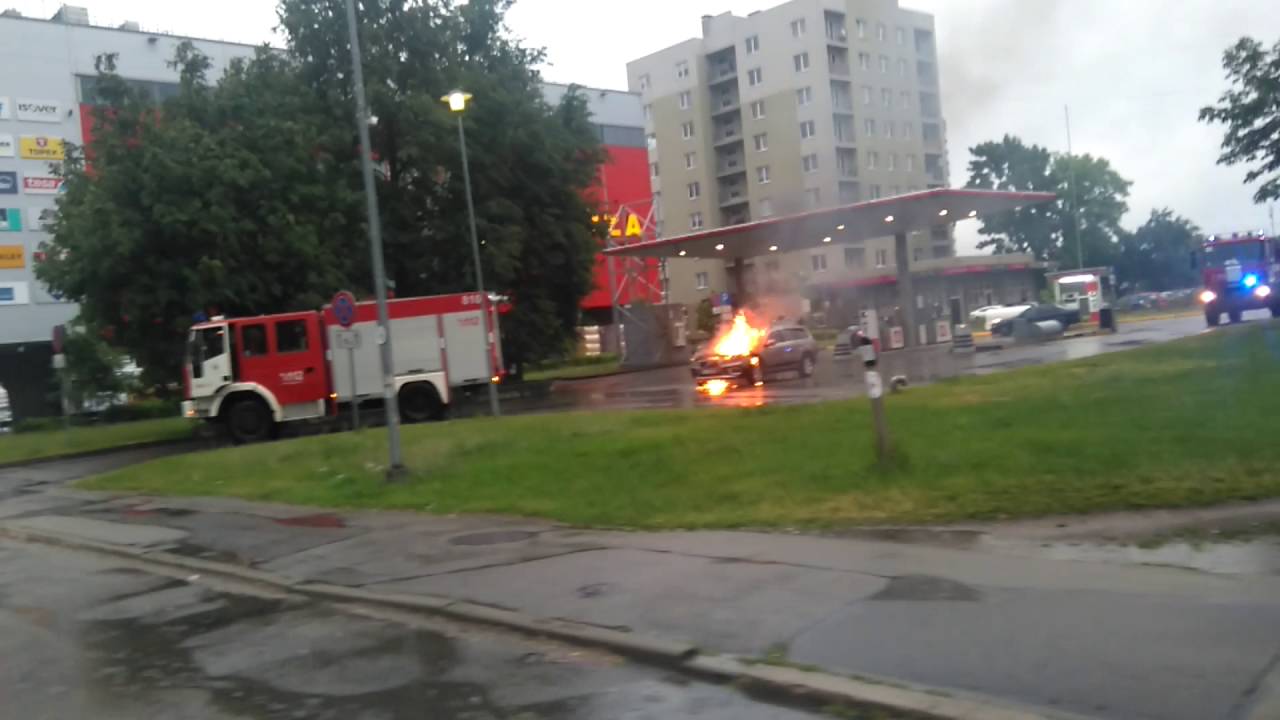 VIDEO: Pļavniekos pie degvielas uzpildes stacijas sadeg Volvo automašīna. Bīstama situācija!