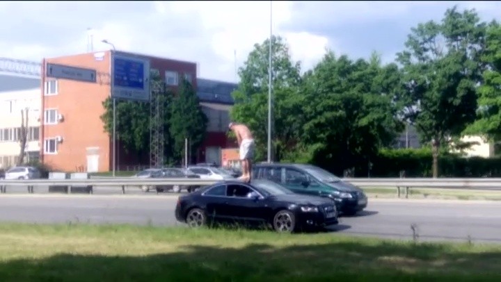 VIDEO: Rīgā šoferis izlec no auto, uzkāpj uz tā jumta un kliedz: “Es teicu aiztaisies!”