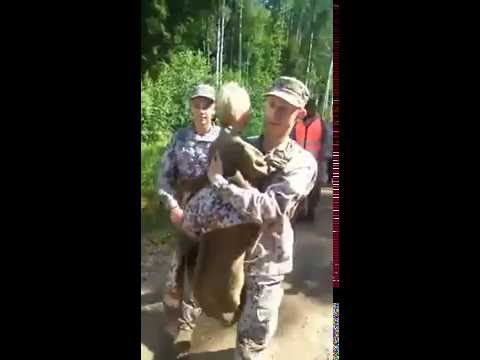 Emocionāls brīdis – Latvijas armijas karavīrs kopā ar atrasto Rūdolfu nāk ārā no meža!