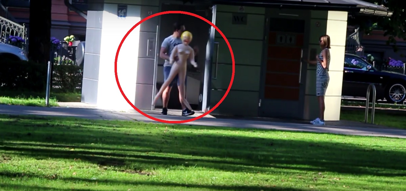 VIDEO: Rīgas parkos un jūrmalā uzdarbojas vīrietis ar… GUMIJAS LELLI!