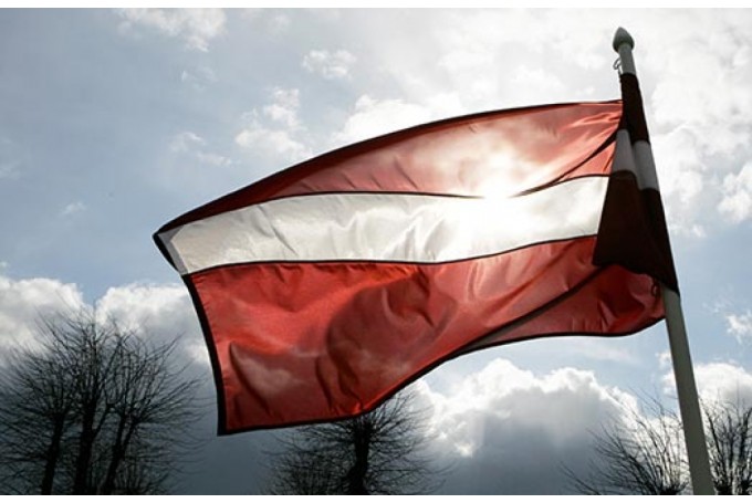 Šokējoši! Prātam grūti aptverama Latvijas valsts karoga zaimošana Rīgā, Torņakalnā!