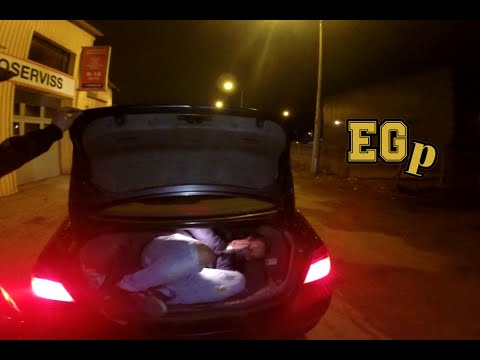 VIDEO: Latviešu jokdari ieslēdz cilvēku auto bagāžniekā un vēro garāmgājēju reakciju!