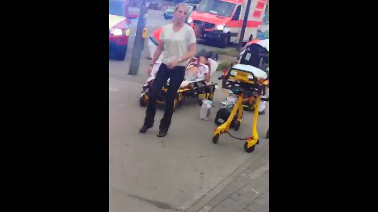 VIDEO: Mediķi Minhenes ielās izmisīgi cenšas glābt sašauto upuru dzīvības..