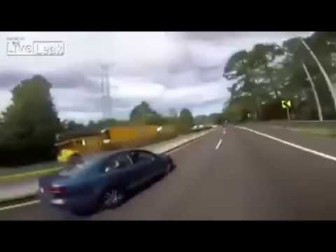 VIDEO: Tas brīdis, kad meitene braucošai automašīnai norauj rokasbremzi…
