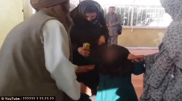 VIDEO: Šausmas! Afganistānā tēvs izprecina 6 gadus veco meitu 55 gadīgam vecim apmaiņā pret kazu (!)…