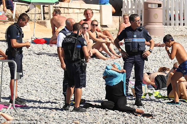 VIDEO: “Novelc to!” Bruņoti policisti Nicas pludmalē musulmaņu sievietei pieprasa novilkt burkini – pilno peldkostīmu. Un izraksta soda kvīti!
