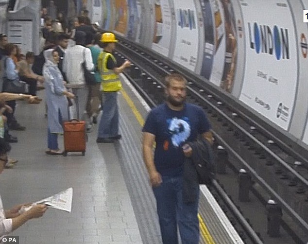 Londonas policija meklē attēlā redzamo vīrieti! Par laimi – pozitīva iemesla dēļ!