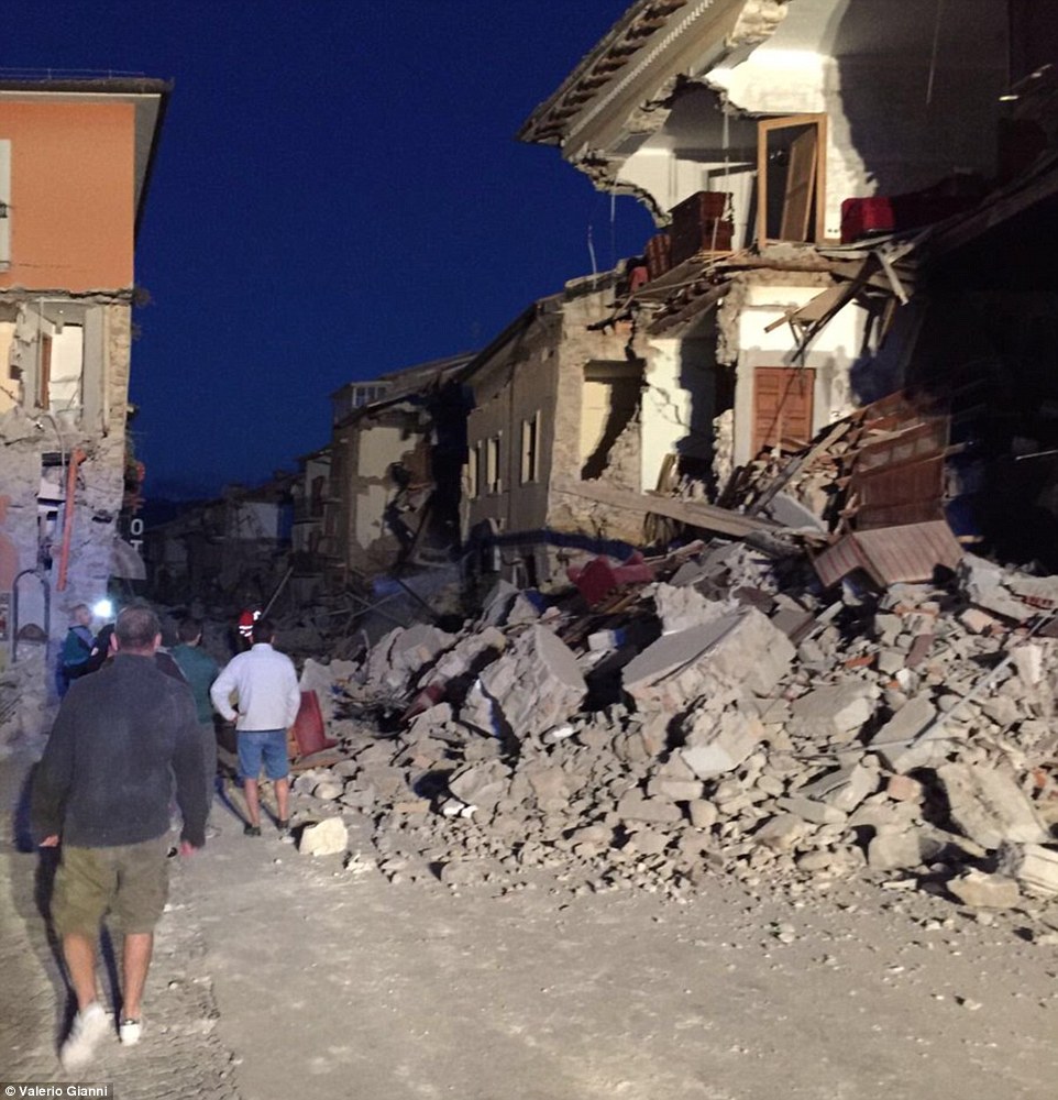 VIDEO: [Papildināts] “Pilsētas vairs nav..” Vismaz 50 cilvēki gājuši bojā postošā 6.2 magnitūdu spēcīgā zemestrīcē Itālijā..