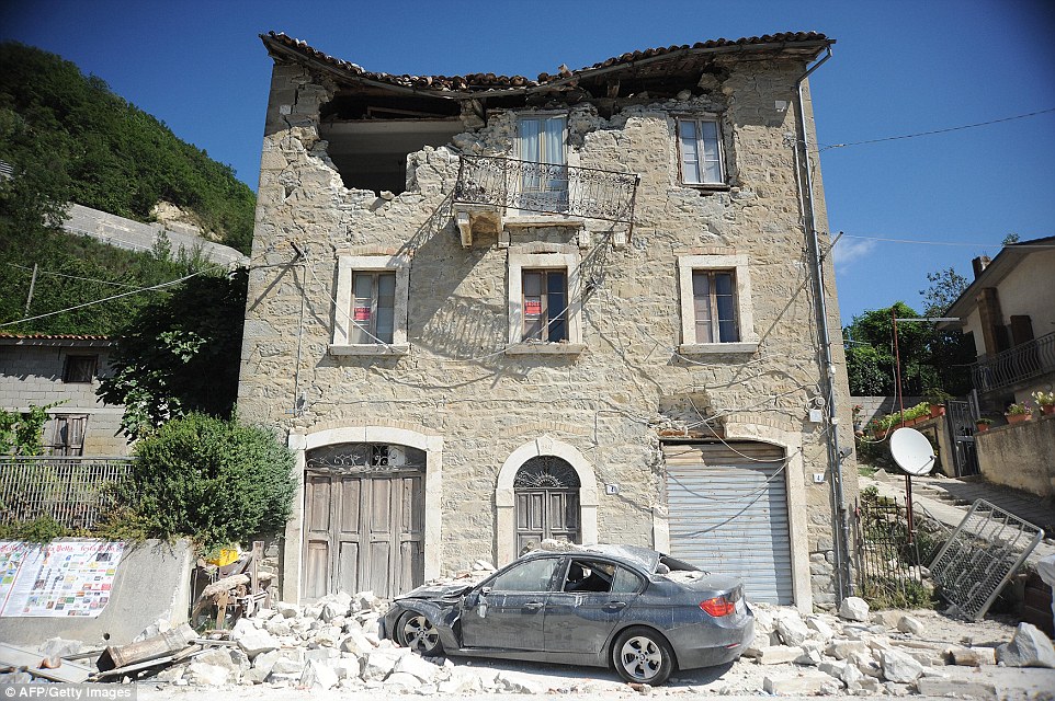 VIDEO: Pēc piedzīvotās zemestrīces Itālijā bojā gājuši 247 cilvēki. Astoņgadīgā Džūlija  mirusi, glābjot savu mazo māsiņu..