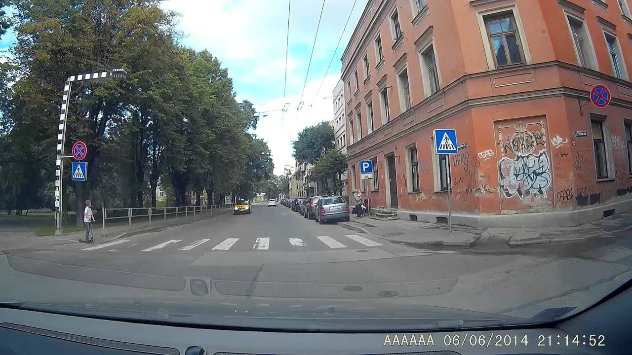 VIDEO: Taksometra vadītājs Rīgā uz gājēju pārejas gandrīz notriec mazu puiku…