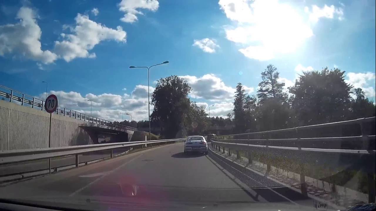 VIDEO: Tas brīdis, kad spaidi savu telefonu esot pie automašīnas stūres…
