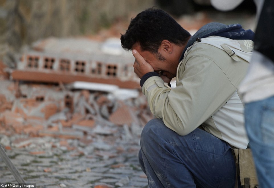 Spēcīgās zemestrīces dēļ Itālijā turpina pieaugt bojāgājušo un bez vēsts pazudušo skaits.. Šobrīd miruši 73 cilvēki..