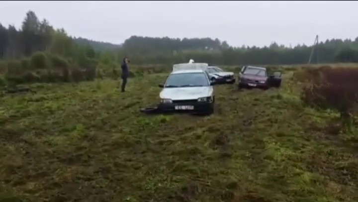 VIDEO: Vai Baldones pļavā sadauzīto un pamesto auto mistērija beidzot ir atklāta?