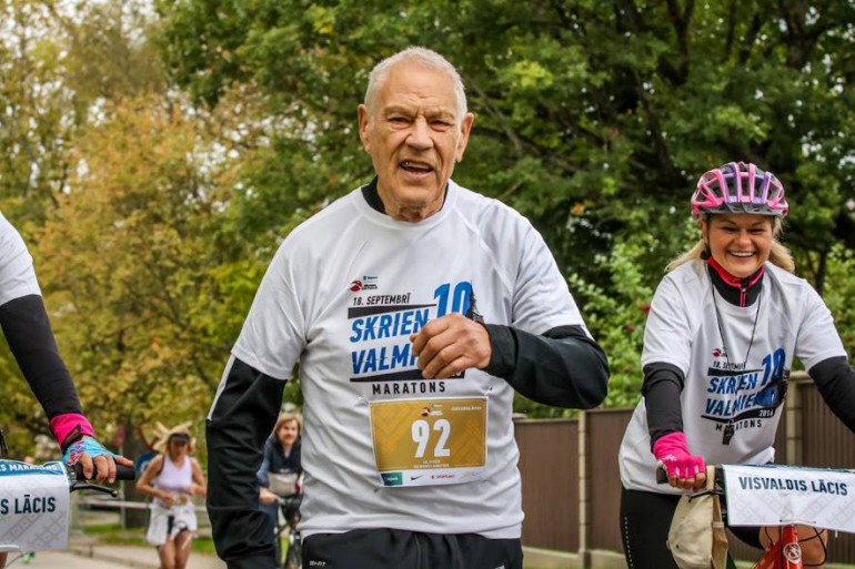 Latvietis Visvaldis Lācis 92 gadu vecumā Valmierā pieveic 42 km maratonu!