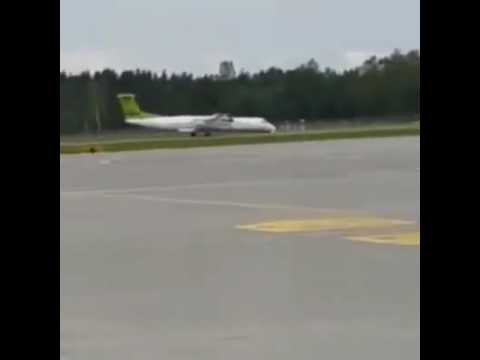 ACULIECINIEKA VIDEO: Lūk, šādi izskatījās “airBaltic” lidmašīnas avārijas nosēšanās bez priekšējās šasijas!