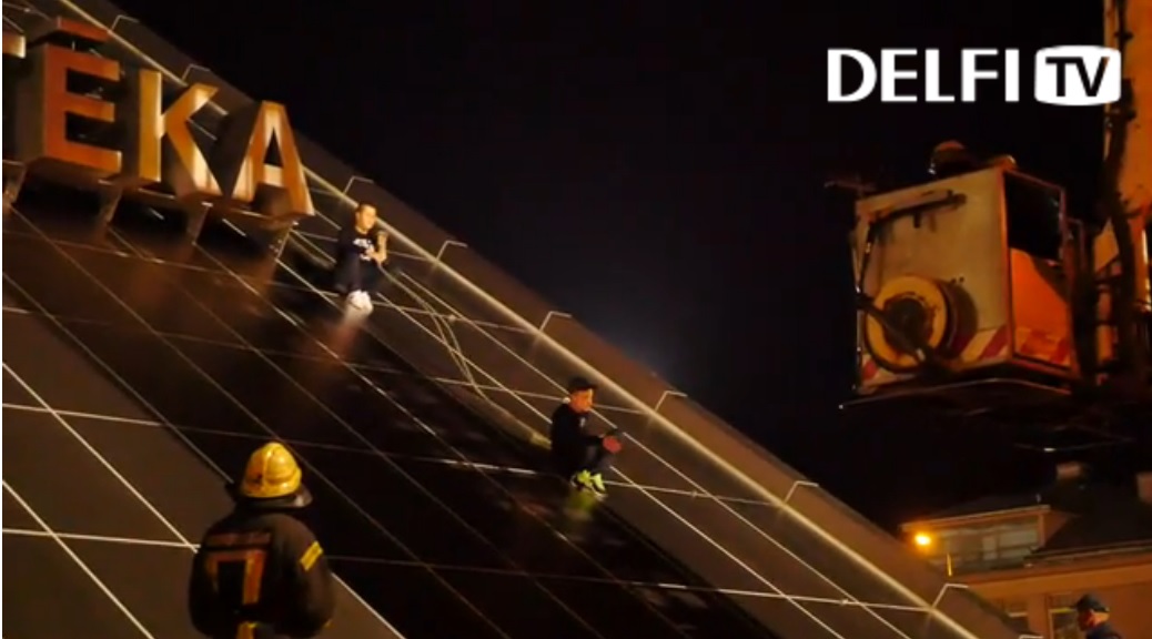 VIDEO: Jaunieši kāpelē pa “Gaismas pils” jumtu – ierodas policija, ātrā palīdzība, ugunsdzēsēji – glābēji!