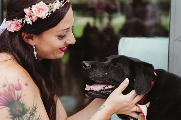 VIDEO: Vecs un slims suņuks nodzīvo tik ilgi, lai būtu klātesošs labākās draudzenes kāzās..