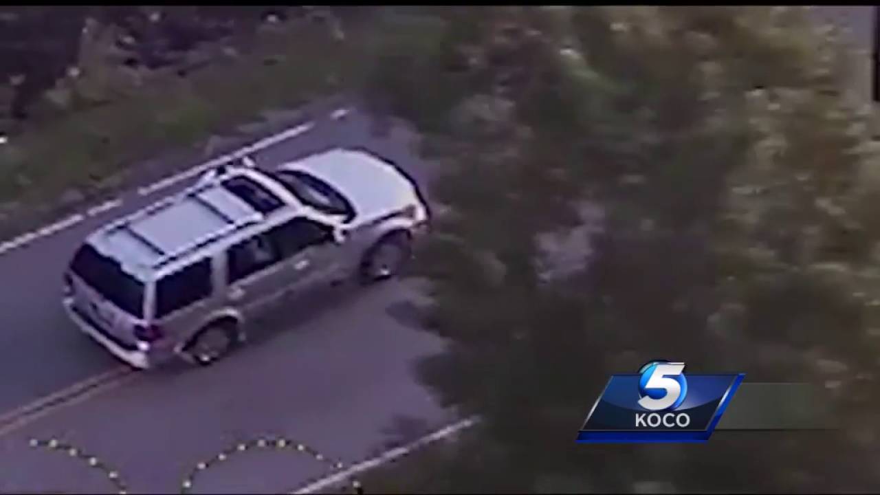 VIDEO: ASV policiste nošauj neapbruņotu tumšādainu mācītāju, kam uz ceļa bija saplīsis auto.