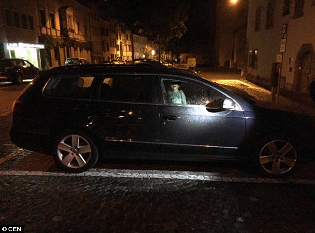 Māte atstāj savu divgadīgo dēlu ieslēgtu automašīnā, lai atpūstos vietējā Šveices naktsklubā..