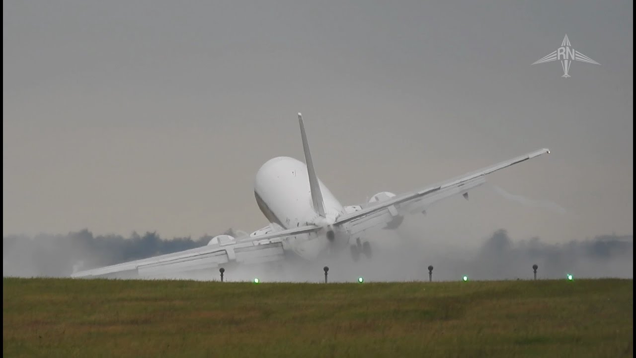VIDEO: Iespaidīgs aculiecinieka video, kurā redzama pilotu cīņa ar spēcīgu sānvēju Prāgas lidostā!