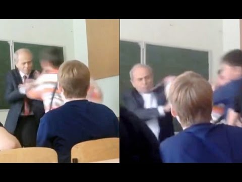 VIDEO: Krievijā kāds skolēns uzbruka skolotājam. Biedri nespēja uz to mierīgi noskatīties..