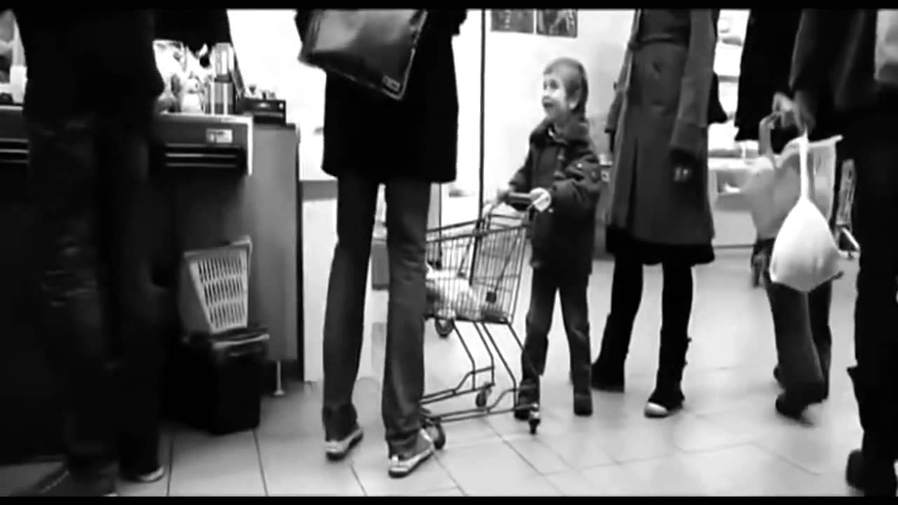 VIDEO: Zēns kaitinoši stūma veikala ratiņus priekšā esošā cilvēka kājās. Viņa reakcija – šokējoša!
