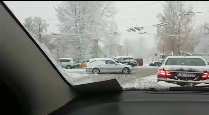 VIDEO: Viens no iemesliem, kādēļ šodien Rīgā veidojās sastrēgumi!