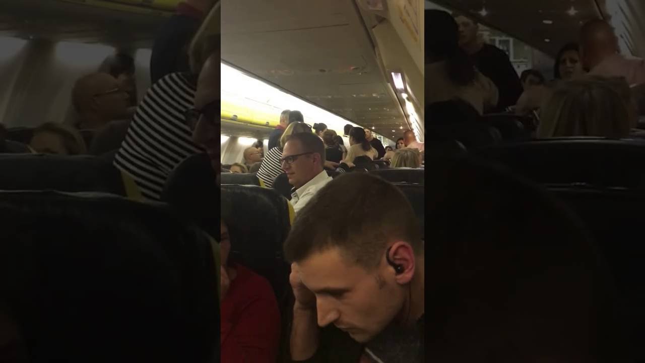 VIDEO: “Ryanair” reisā kāds pasažieris lidojuma laikā gribējis atvērt lidmašīnas durvis. Sācies kautiņš!