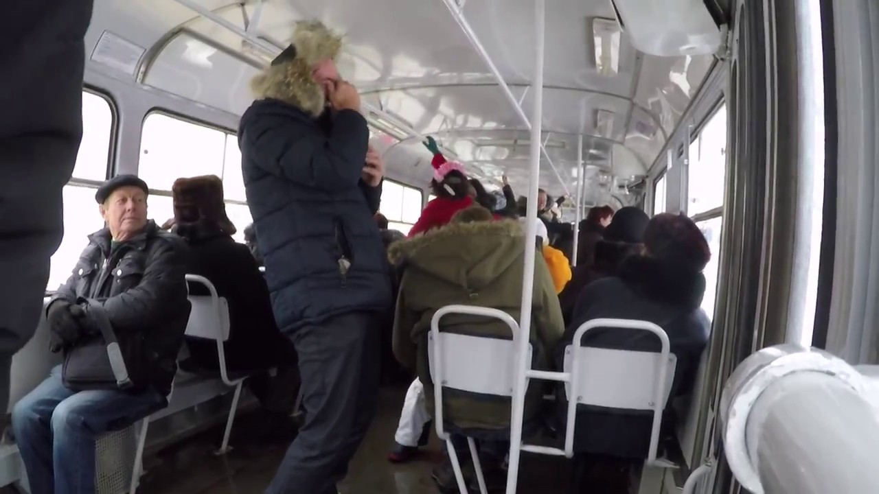 VIDEO: Tik, tik pozitīvi! Tas brīdis, kad Ķengaraga tramvajā kādam uznāk smieklu lēkme!